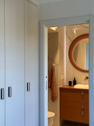 Vue depuis le dressing, sur la salle de bain terre rouge