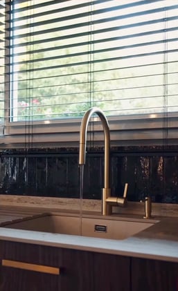 notes de de laiton, parfaitement assorties aux poignées de cette cuisine chic ... notes de de laiton, parfaitement assorties aux poignées de cette cuisine chic ...