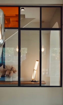 Cette lampe du designer FRECHIN confronte des matériaux intemporels et une approche poétique de la technologie, illumine les espaces et offre une expérience sensible de l'optique. Cette lampe du designer FRECHIN confronte des matériaux intemporels et une approche poétique de la technologie, illumine les espaces et offre une expérience sensible de l'optique.