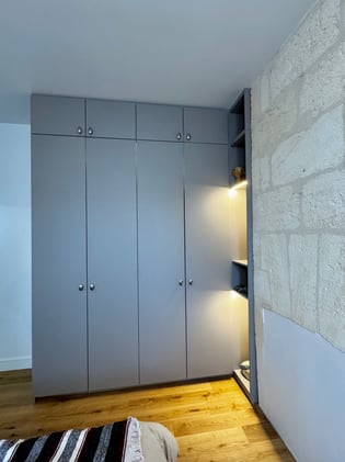 cet agencement soigneusement pensé, est habllé de poignée en zinc vieilli créé spécialement par un artisan