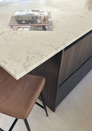 Zoom sur le plan de travail en pierre. Zoom sur le plan de travail en pierre.