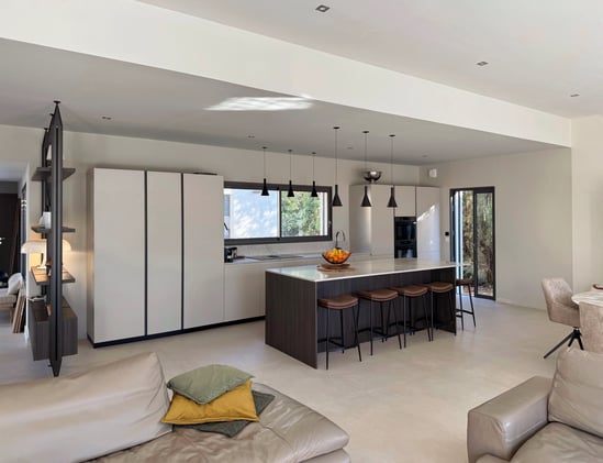 Vue de la cuisine moderne et intemporelle depuis le salon. Vue de la cuisine moderne et intemporelle depuis le salon.