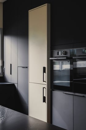 colonnes de cuisine avec électroménager intégré et lignes contemporaines