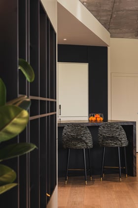 agencement sur toute hauteur avec rangements intégrés dans un espace contemporain