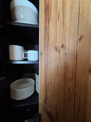 perene-sallanches-zoom-rangement-vieux-bois-vaisselle