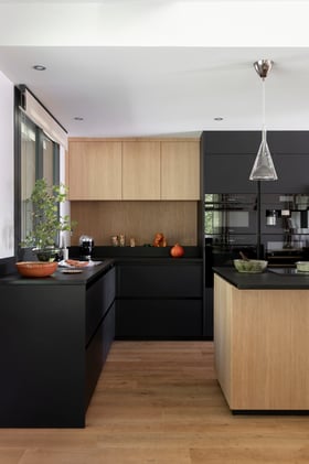 Cuisine ilot moderne noir bois