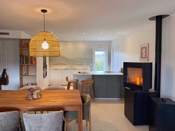 Cuisine sur mesure ouverte sur salle à manger avec îlot central.