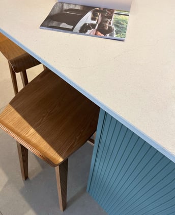 Focus sur le plan de travail en granit recyclé.