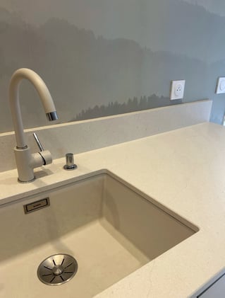 Détail évier sous plan et plan de travail minéral
