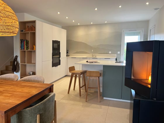 Cuisine sur mesure lumineuse avec îlot central et espace repas