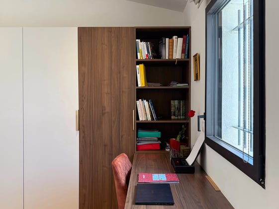 Bureau sur mesure avec bibliothèque intégrée en bois