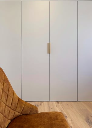 Dressing sur mesure aux lignes épurées avec façades minimalistes.