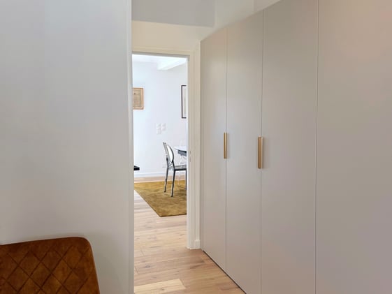 Dressing sur mesure intégré dans un espace de circulation optimisé