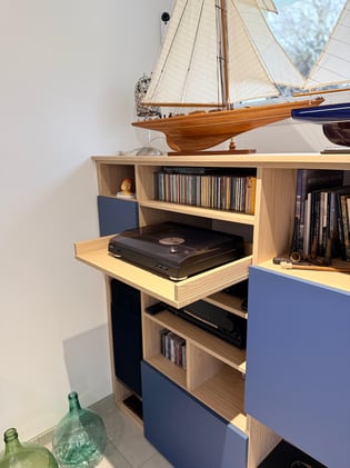 Un tiroir coulissant pensé pour accueillir la platine — le détail qui change tout.