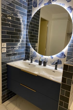 Meuble double vasque bleu dans une salle de bain au style contemporain. Meuble double vasque bleu dans une salle de bain au style contemporain.