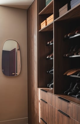 Dressing sur mesure en noyer avec rangements chaussures, miroir et tiroirs intégrés. Dressing sur mesure en noyer avec rangements chaussures, miroir et tiroirs intégrés.