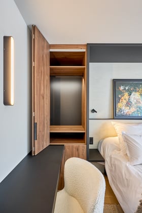 Rangement intégré sur mesure dans une chambre contemporaine réalisée à Deauville