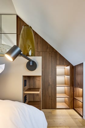 Rangements sous pente sur mesure dans une suite parentale contemporaine à Deauville Rangements sous pente sur mesure dans une suite parentale contemporaine à Deauville