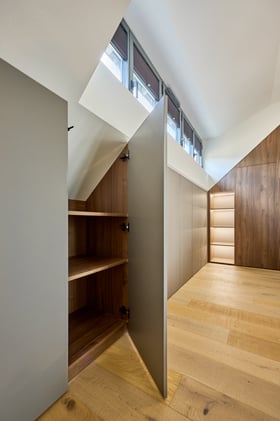 Placards et étagères sur mesure sous pente réalisés dans une suite parentale contemporaine Placards et étagères sur mesure sous pente réalisés dans une suite parentale contemporaine