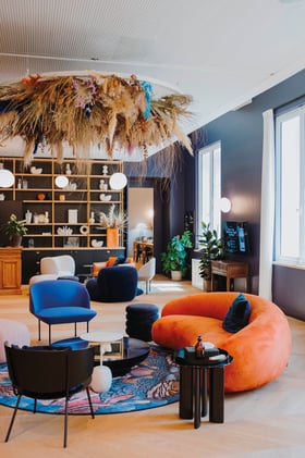 Salon d'accueil et de coworking orange bleu