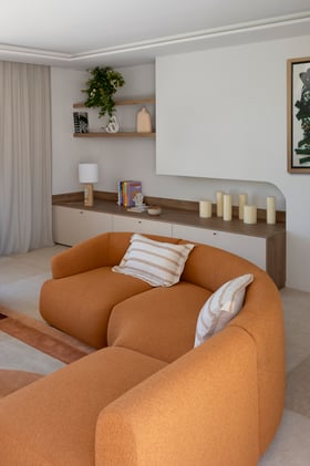 Living avec canapés et meubles courbes
