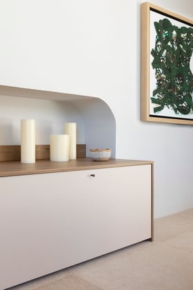 Meuble sur mesure courbe avec décoration