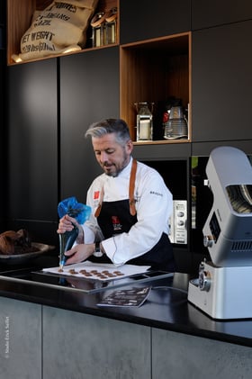 Portrait de Richard chocolatier dans la cuisine industrielle
