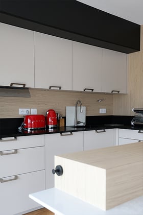 Cuisine-noir-blanche-bois-Perene-Belfort Cuisine-noir-blanche-bois-Perene-Belfort
