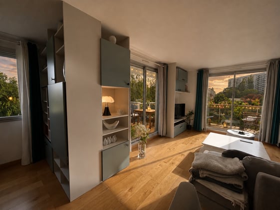 vue d'ensemble du séjour avec meuble tv et bibliothèque vue d'ensemble du séjour avec meuble tv et bibliothèque
