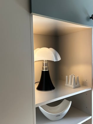 Vue sur la niche de la bibliothèque avec un lampe posée Vue sur la niche de la bibliothèque avec un lampe posée