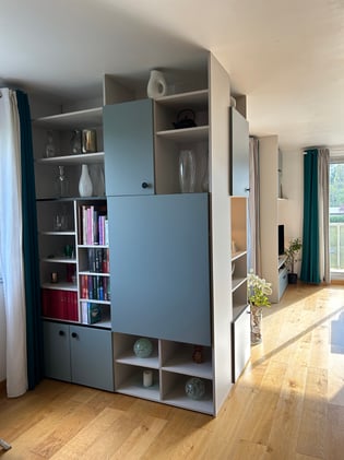 Vue sur la bibliothèque avec porte et niche blanc et vert Vue sur la bibliothèque avec porte et niche blanc et vert