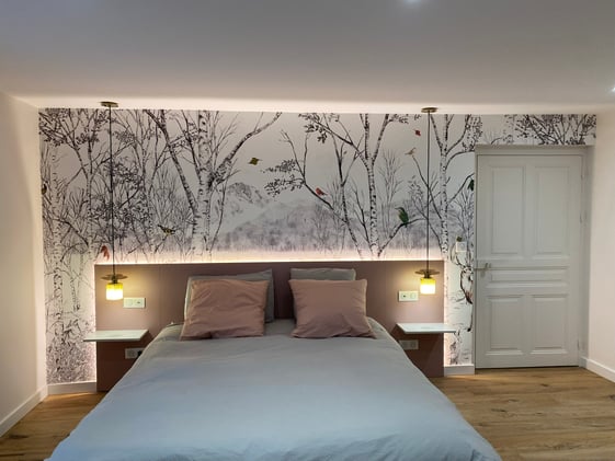 Tete de lit avec décoration papier peint forestier et lumière