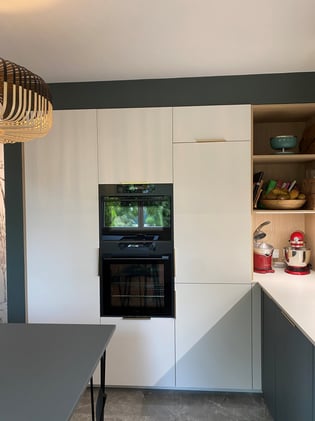 Mur d'armoire de rangement avec four integrer coloris blanc