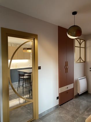 Entrée avec rangement sur mesure terracota et verrière laiton