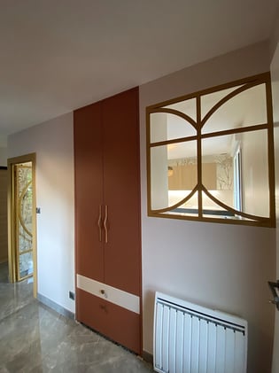 Entrée avec l'armoire de rangement terracota et les verrières sur mesure laiton