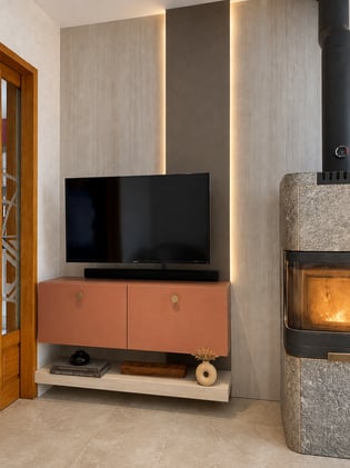 Meuble tv terracota a coté de la cheminée