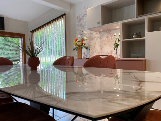 Zoom sur la table de la salle en manger en marbre blanc