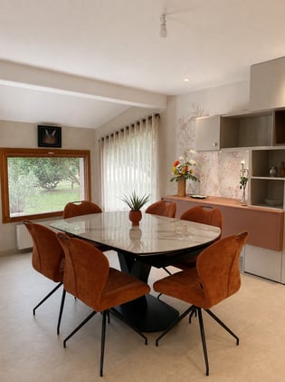 Table en marbre blanc de la salle a manger avec rangement
