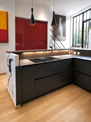 Quand la cuisine trouve naturellement sa place au milieu des œuvres et des couleurs qui font l’âme de la maison.