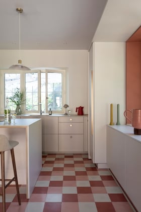 Cuisine blanche et terracotta avec damier