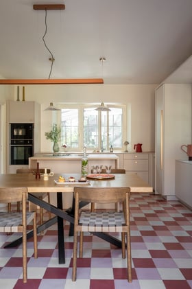 Cuisine avec table à manger au style bucolique, en bois, rose et blanc