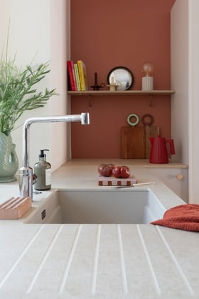 Cuisine avec céramique, blanche et terracotta