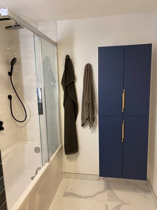 Salle de bain bleue aux détails laiton Salle de bain bleue aux détails laiton