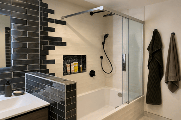 Salle de bain élégante aux touches bleu profond et au style affirmé Salle de bain élégante aux touches bleu profond et au style affirmé