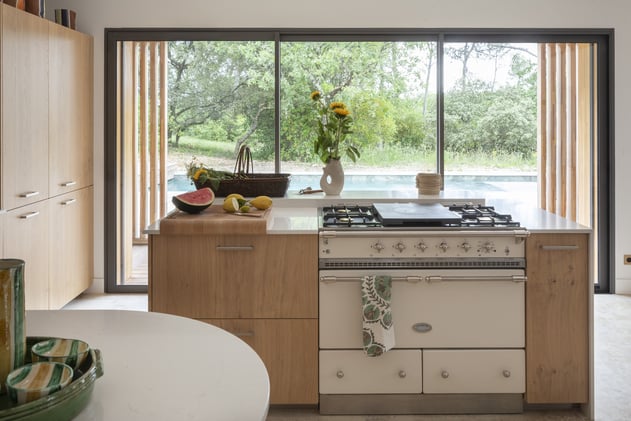 Cuisine bois vue d'ensemble, ilot central et électro ménagers