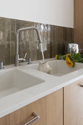 Crédence en gré cerame effet zellige (Marazzi).