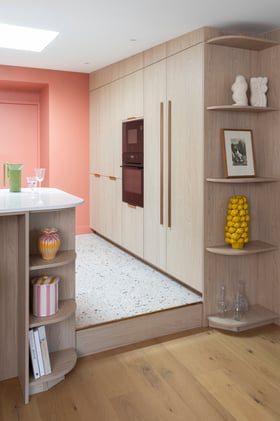 Rangements sur mesure dans une cuisine rose et blanche Rangements sur mesure dans une cuisine rose et blanche