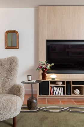Salon vue fauteuil, meuble TV et rangements Salon vue fauteuil, meuble TV et rangements