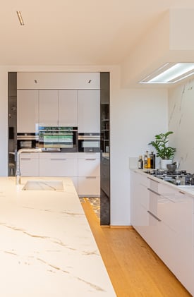 Une cuisine sur mesure blanche avec îlot