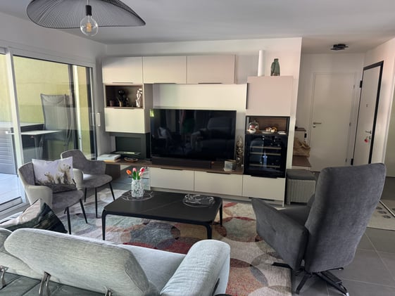 Un meuble TV avec cave à vin intégrée